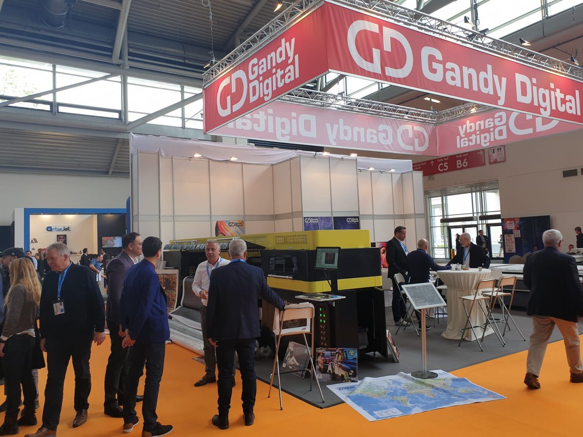 We are having a busy day at #Fespa2019! Visit our stand B5-H95 to find out about our advanced “NanoDot” Technology with 3 picoliter Drop size, giving unbelievable smooth color and sharpness combined with increased speeds of over 100 boards an hour.