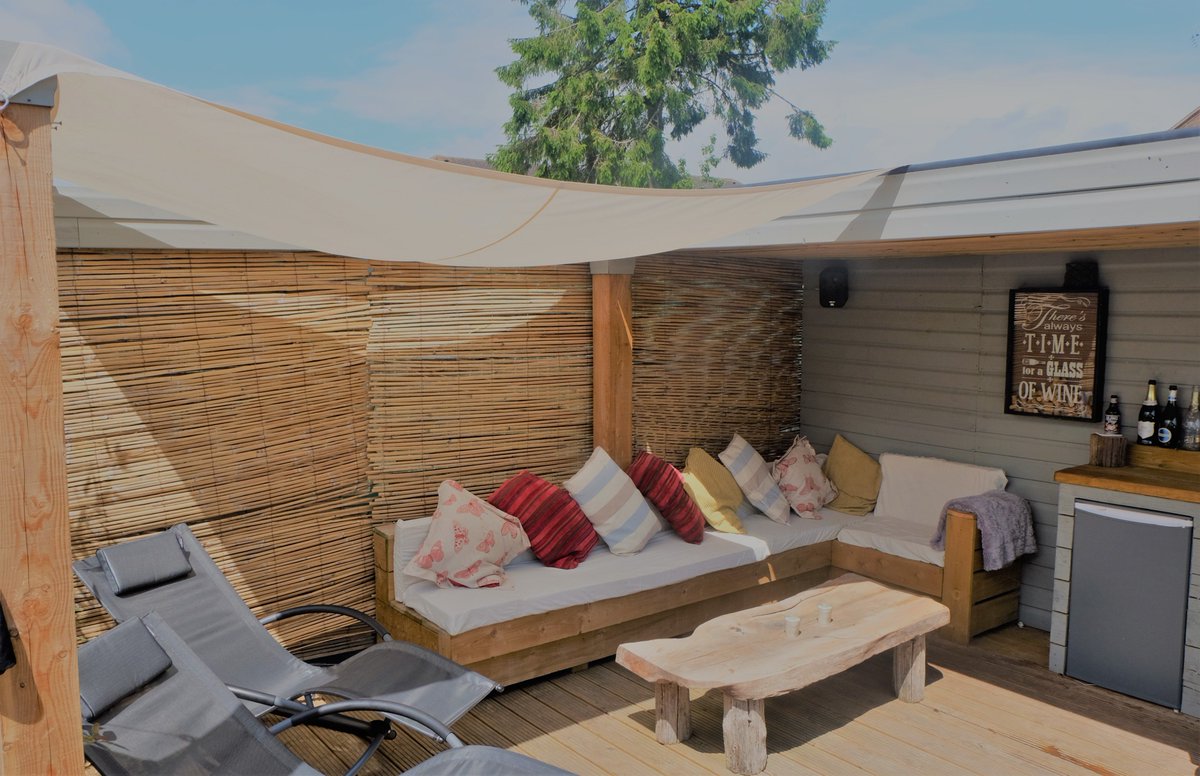 GraphicsHosch's tweet image. If you need me this is where I will be .. #toonicetowork #shortday #sunsout #worklifebalance #printtomorrow