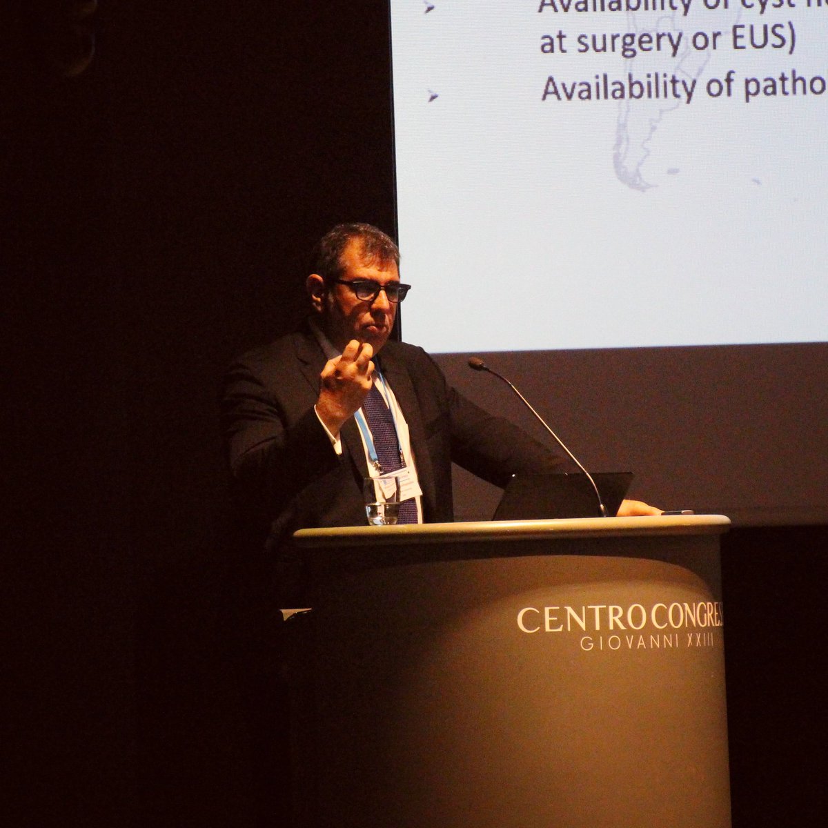 EACRnews's tweet photo. Nickolas Papadopoulos giving the Opening Keynote Lecture at the EACR Liquid Biopsies conference in Bergamo this morning. #LiBi19 #LiquidBiopsy https://t.co/h4ri07kPLP