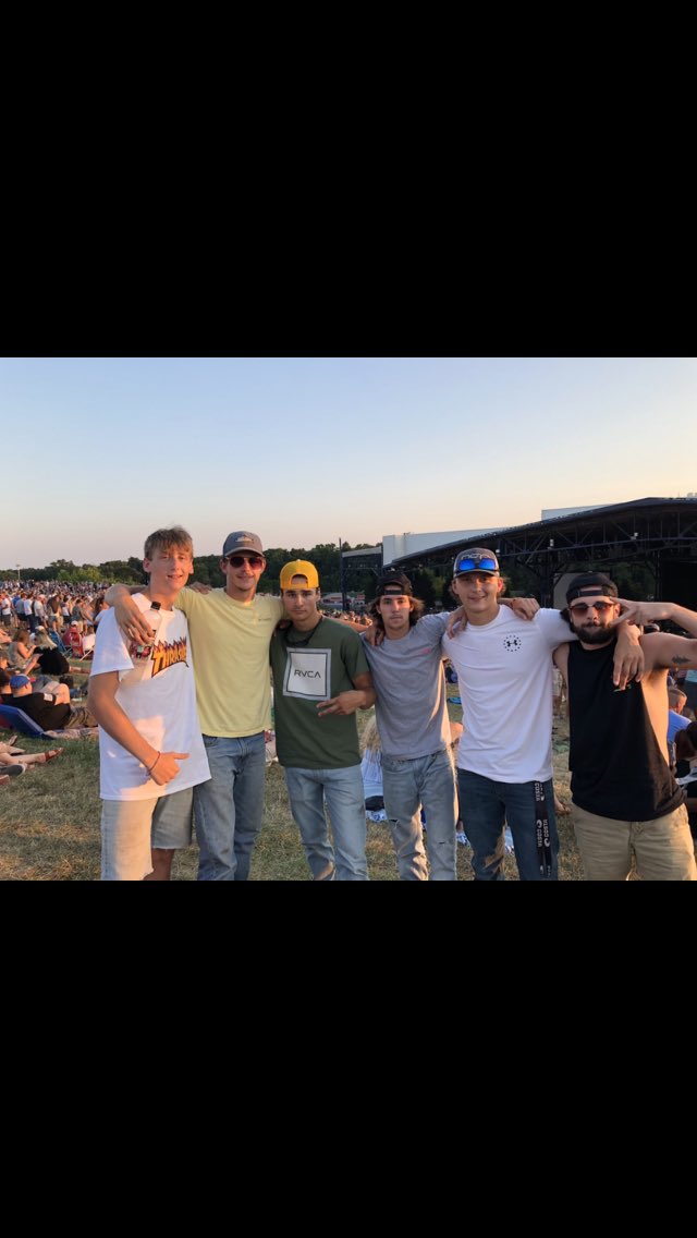 tdezzutti3's tweet photo. @Robert_Barr16 happy birthday brotha! Hope you’re day and this weekend is great thanks for being there for me 🎉 https://t.co/UZm1dKA7Ef