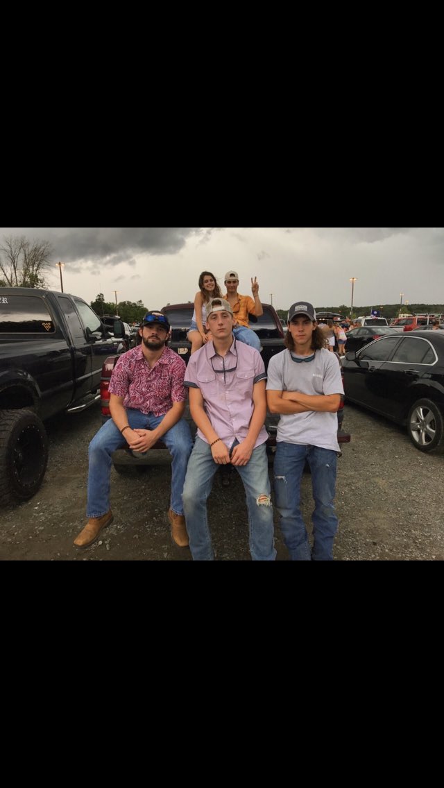 tdezzutti3's tweet photo. @Robert_Barr16 happy birthday brotha! Hope you’re day and this weekend is great thanks for being there for me 🎉 https://t.co/UZm1dKA7Ef