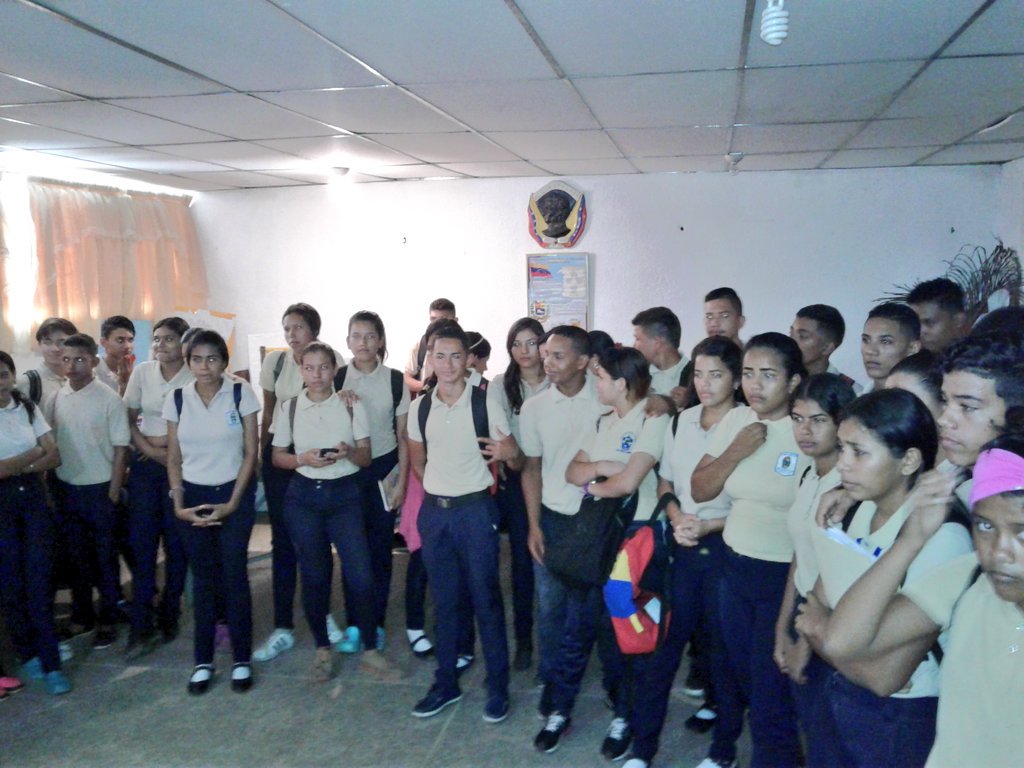 UnesurOficial's tweet photo. #Ahora Equipo de la Dirección de Desarrollo Integral Estudiantil, #DIES dsd el L. N. Francisco Javier Pulgar, promocionan las oportunidades d estudios que ofrece #Unesur para los próximos bachilleres  #OrientaciónVocacionalEInstitucional #ExpoDies2019 @hugbelpsuv @MartinezUNESUR https://t.co/Zyr3h5DuLd