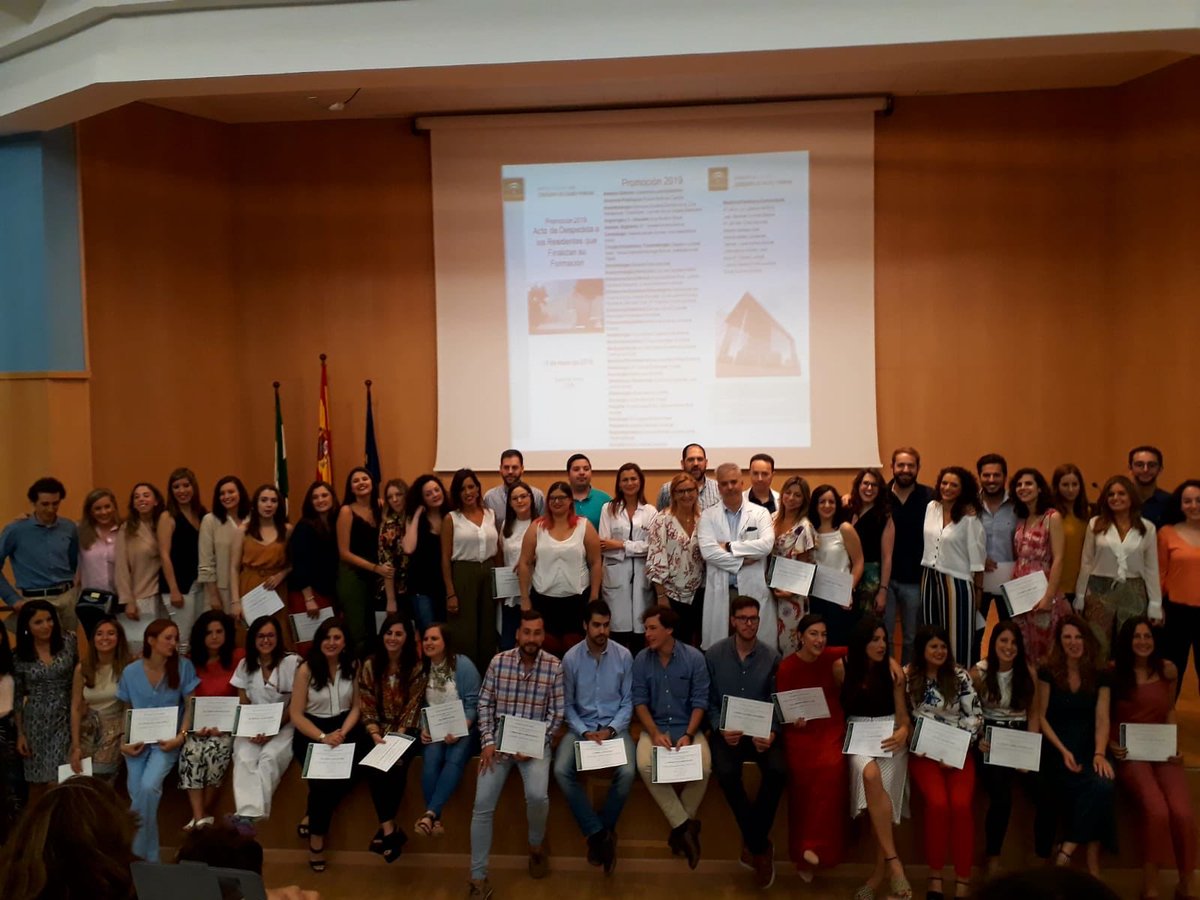 AGSSurSevilla's tweet photo. Sonoro aplauso de los 53 residentes al #HospitalValme, #AGSSurSevilla y a sus profesionales por la calidad profesional y humana. Os deseamos lo mejor en esta nueva etapa. Despedida de residentes https://t.co/LI4uAaW1Ln