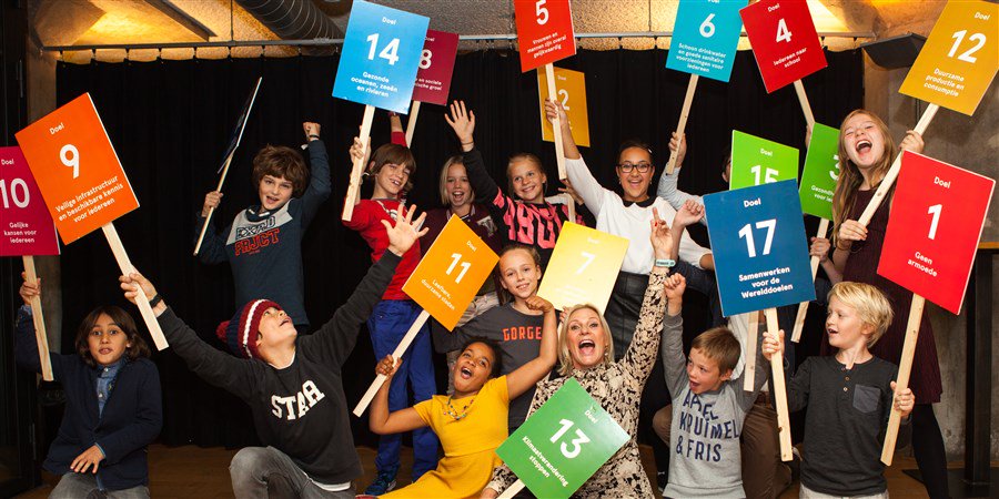 Hoe doet Nederland het op het gebied van de #SDGs vanuit het perspectief van jongeren? Vandaag presenteerde <a href="/17werelddoelen/">17doelendiejedeelt</a> in samenwerking met <a href="/statistiekcbs/">CBS</a> het rapport waarin de politiek zich verantwoordt, maar dan vanuit het perspectief van de jeugd 17doelen.nl
