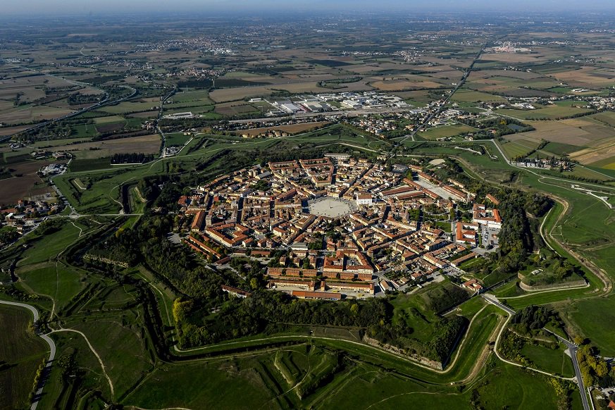 A #Palmanova in #bicicletta lungo le sue mura a forma di stella. Una stella nel panorama dei borghi d’Italia, una stella a nove punte come la forma della città fortezza di Palmanova in Friuli Venezia Giulia, designata tra i più belli d’#Italia. #fvg  owl.li/CnIr30oJsXs