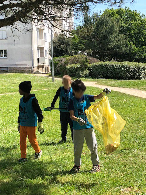 silenehabitat's tweet photo. Nos locataires se mobilisent cet après-midi pour #QuartierPropre ! Échanges et ateliers autour des éco-gestes et ramassage des détritus ! #SaintNazaire #EcoGeste #Tri #BailleurSocial https://t.co/KiKNdFDVXH