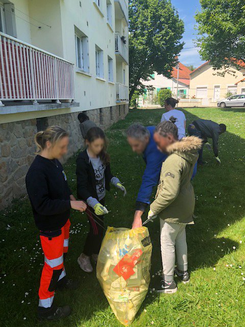 silenehabitat's tweet photo. Nos locataires se mobilisent cet après-midi pour #QuartierPropre ! Échanges et ateliers autour des éco-gestes et ramassage des détritus ! #SaintNazaire #EcoGeste #Tri #BailleurSocial https://t.co/KiKNdFDVXH