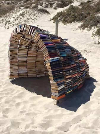thelaceylondon's tweet photo. When a bookworm goes to the beach...

😎🌞📚

#amwriting #amreading https://t.co/L2WrQNV3ku