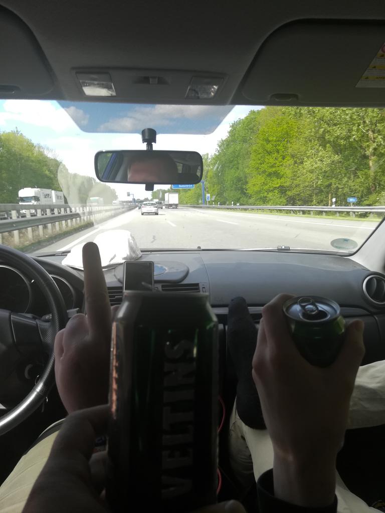 everydayhero41's tweet photo. @NIGRockCamping Fliegen auf der 1 richtung bederkesa mit der dose im anschlag. https://t.co/22vWGIG59p