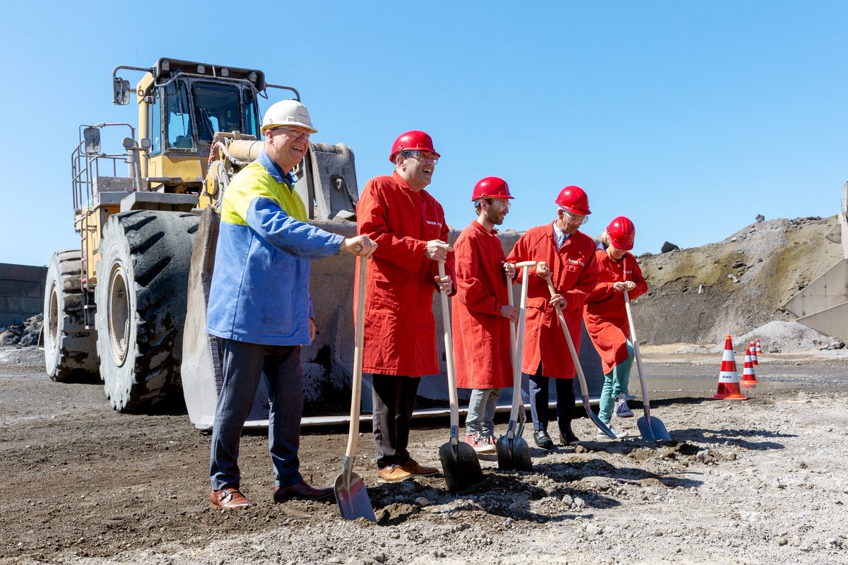 TataSteelNL's tweet image. Tata Steel en Harsco hebben vandaag met genodigden de eerste schop in de grond gestoken als symbolische start van de bouw van de fabriekshal tegen grafiethinder.