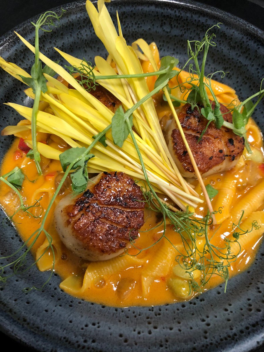 Summer-inspired and on the menu tonight: Seared Scallops with homemade garganelli, corn nage, baby lima beans, and roasted fennel.
#dinealysbeach #calizarestaurant