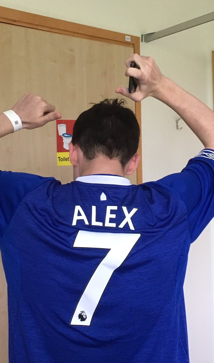 Alex has a nice surprise today.
Graeme Stuart came in to see him from EFC and brought him in some goodies including an Everton shirt 💙💙💙💙👍👍👍👍👍
Well done <a href="/Everton/">Everton</a> once again xx
