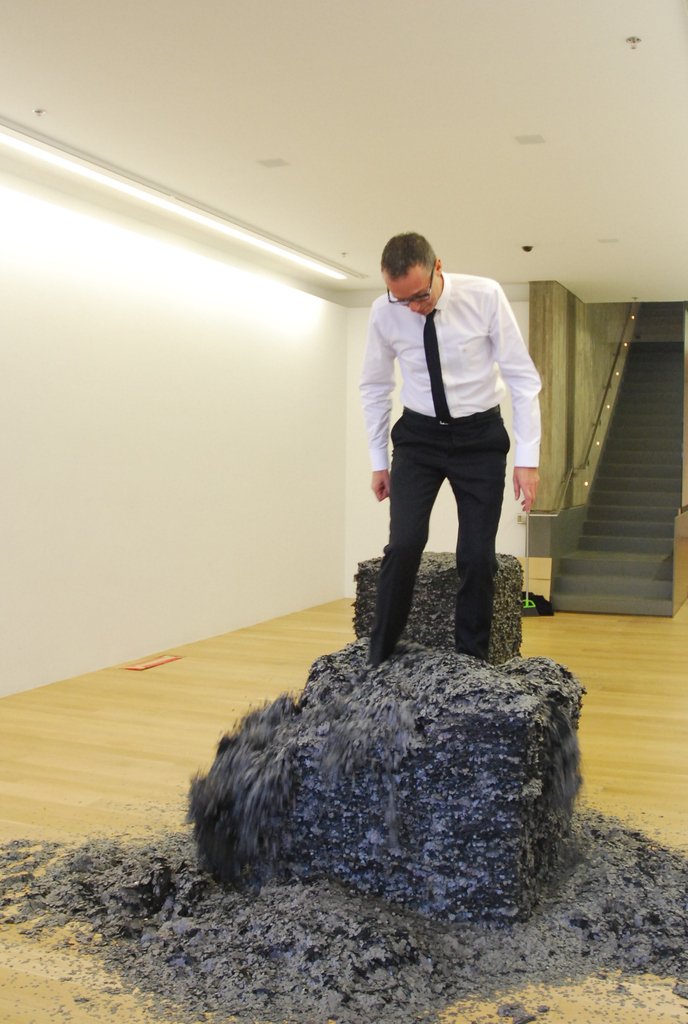 To celebrate #PlayMW, we're taking a look at how we make time to play in the office! Here's a #tb to Bob helping dismantle the cubes of confetti in our #LaraFavaretto exhibition in 2015. Sometimes art is just as fun to take down!⁣
⁣
#renniemuseum #LaraFavaretto #confetti