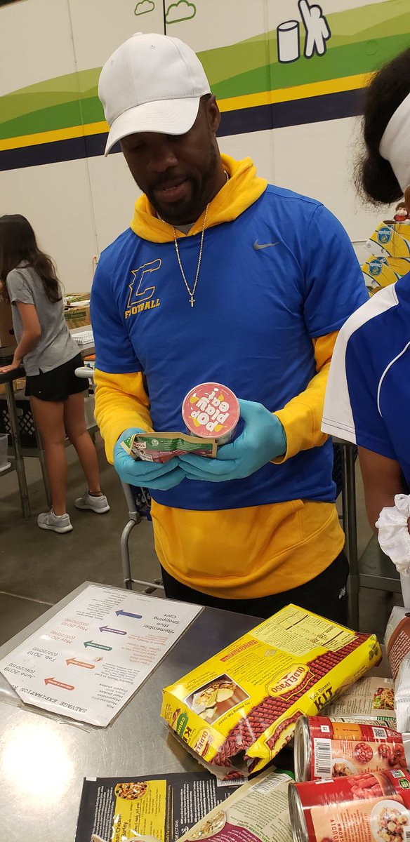 CoachMaloneFB's tweet photo. Thanks to @michelletramlaw and @TaylorMiddleSchoolFCA for blessing me with the opportunity to serve and give back to our community @atlantafood @CorrigantTim
#Addvaluetopeople #ServeandGive
#Blessed https://t.co/BtEy4ju1kD