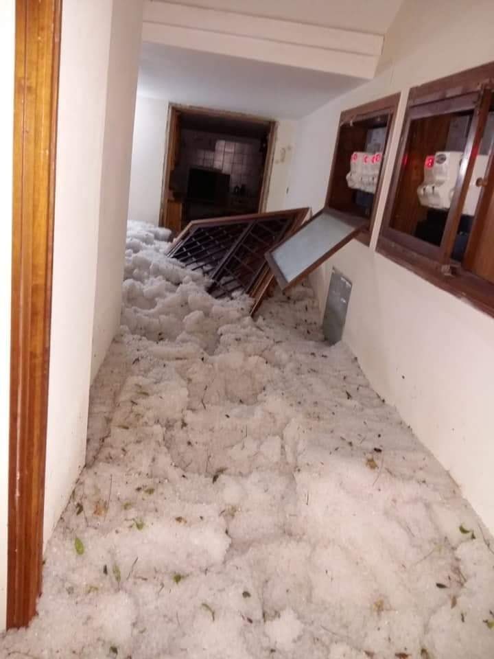 's tweet image. Non è un film di fantascienza.
Non è uno scherzo di #Halloween 
E, soprattutto, NON È #MALTEMPO
È la grandinata incredibile che ha colpito #Lavinio e, in queste foto, invaso una palazzina.
È #emergenzaClimatica
E chi la nega è un irresponsabile 
#tempoDiAgire
#PrimaDelDiluvio