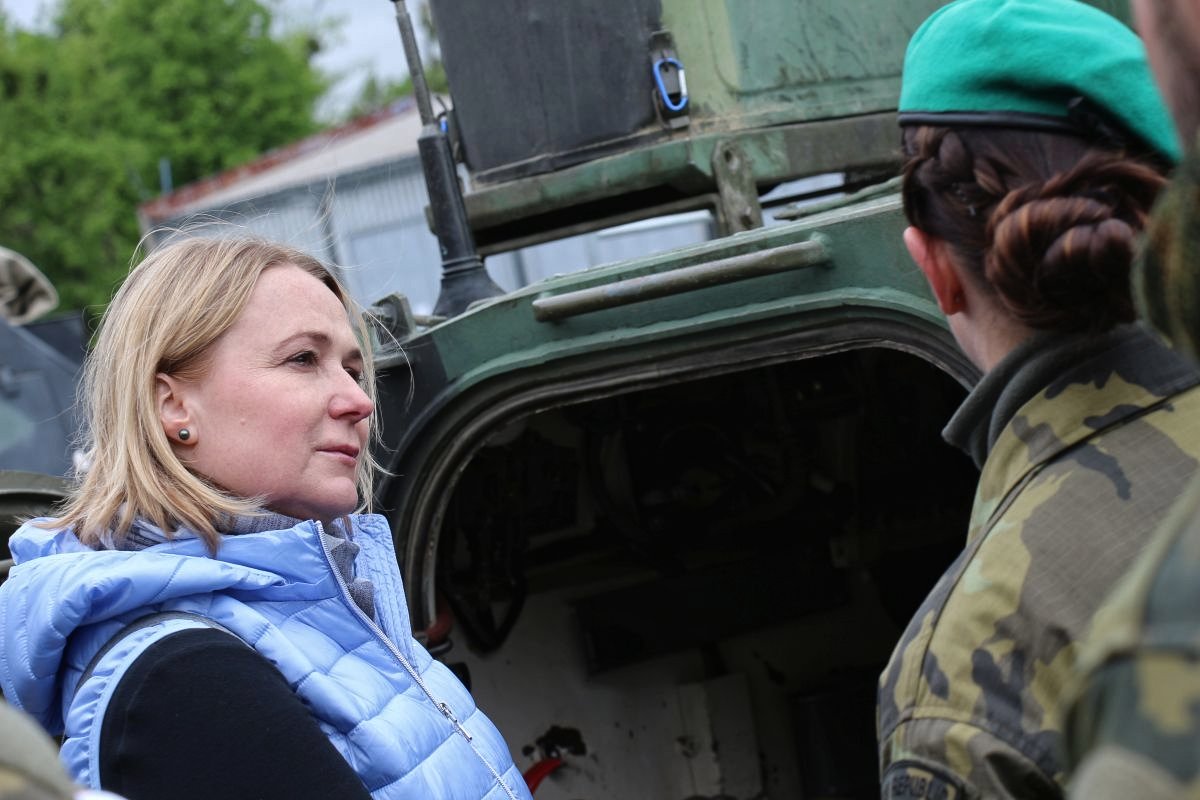 ObranaTweetuje's tweet image. Do kasáren generála Otakara Zahálky v Hranicích  dnes dorazila delegace výboru pro obranu Poslanecké sněmovny včele s poslankyní @jana_cernochova. Seznámila se se 7. mechanizovanou brigádou a aktuálními informacemi o přezbrojení na nový typ bojového vozidla pěchoty.  #BVP #7mbr