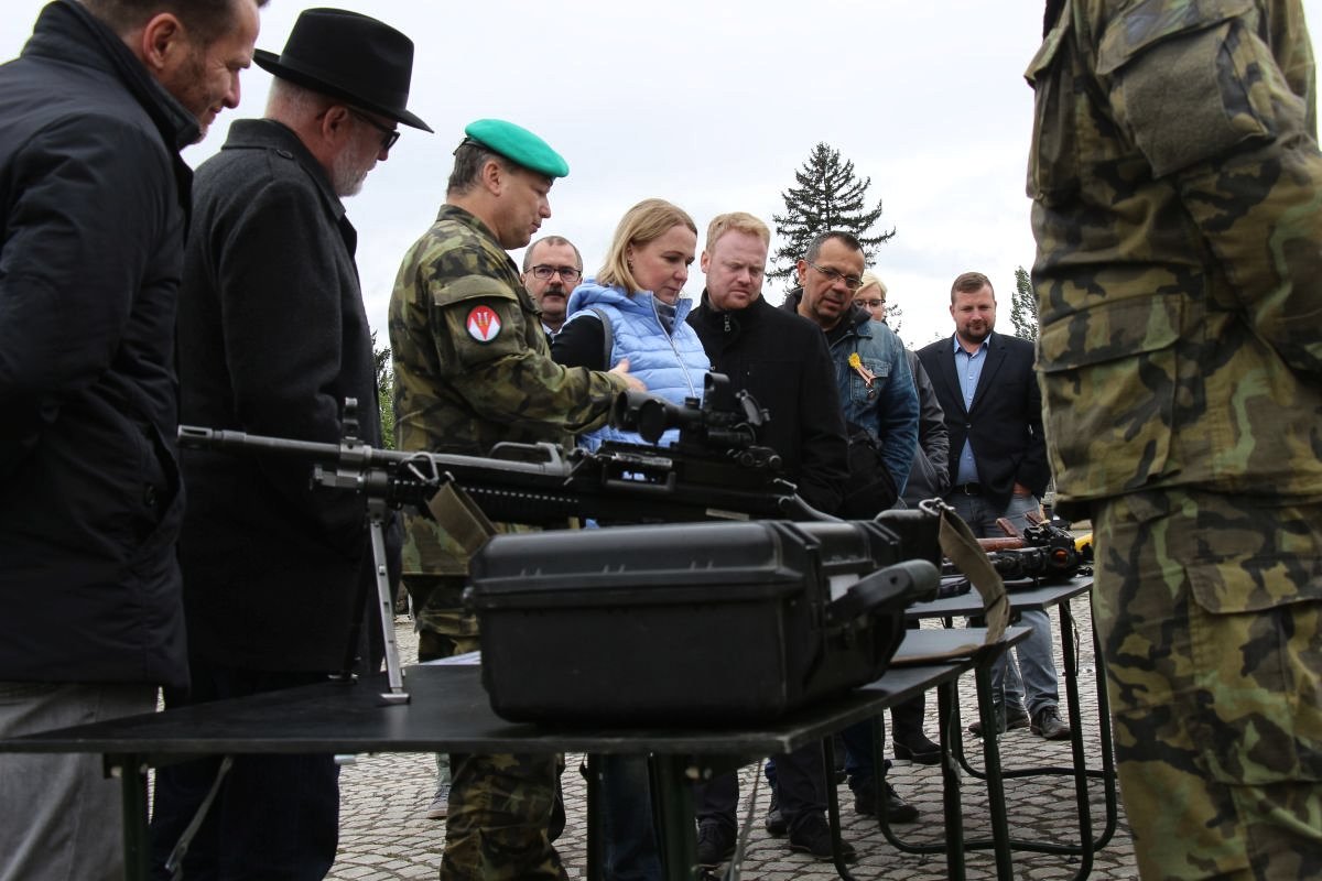 ObranaTweetuje's tweet image. Do kasáren generála Otakara Zahálky v Hranicích  dnes dorazila delegace výboru pro obranu Poslanecké sněmovny včele s poslankyní @jana_cernochova. Seznámila se se 7. mechanizovanou brigádou a aktuálními informacemi o přezbrojení na nový typ bojového vozidla pěchoty.  #BVP #7mbr