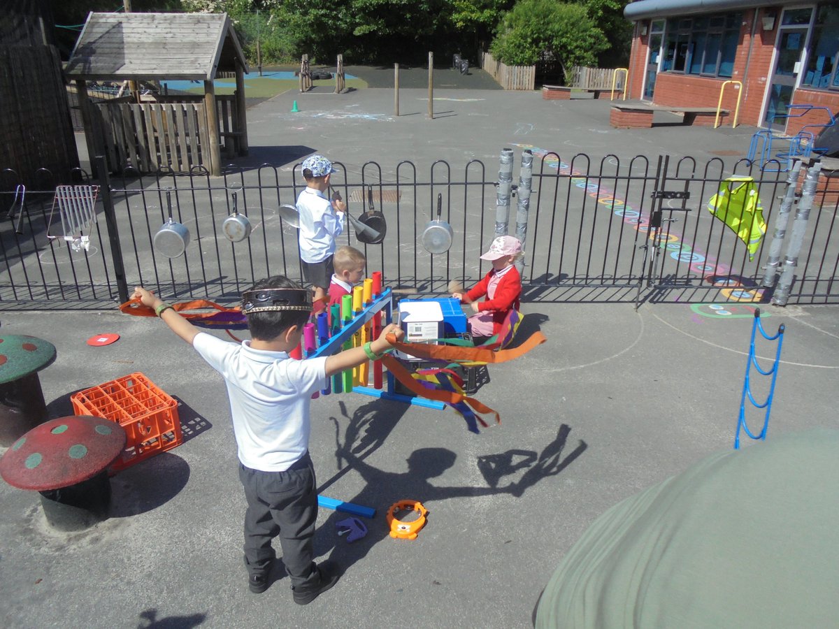 RiversideHfd's tweet photo. Reception have been busy playing the instruments in the beautiful sunshine outside!
They used pots and pans, chime bars and drums! https://t.co/dg1cBAtMmj