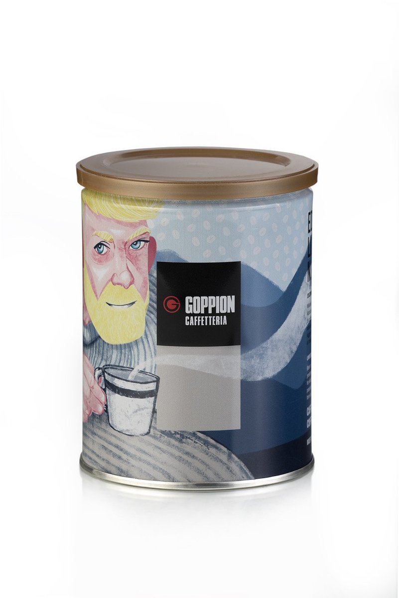 Goppion_Caffe's tweet photo. EDIZIONE LIMITATA N°13 Hans vive a Skage, all'estremo settentrione della Danimarca. Ciò che ama sono le sere tranquille, quando il sole è basso all'orizzonte e il caminetto scoppietta vivace, mentre l'aroma di caffè riempie gli anfratti della sua casa. #coffeewithoutborders https://t.co/Xv9sUschRC