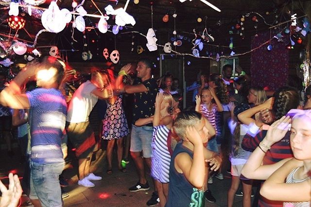 dotokamp's tweet photo. Is het de Macarena? Of is het toch hoofd-schouders-knie en teen? #dotokamp #indealpen https://t.co/5l56tstsYW https://t.co/VRwfBazkRN
