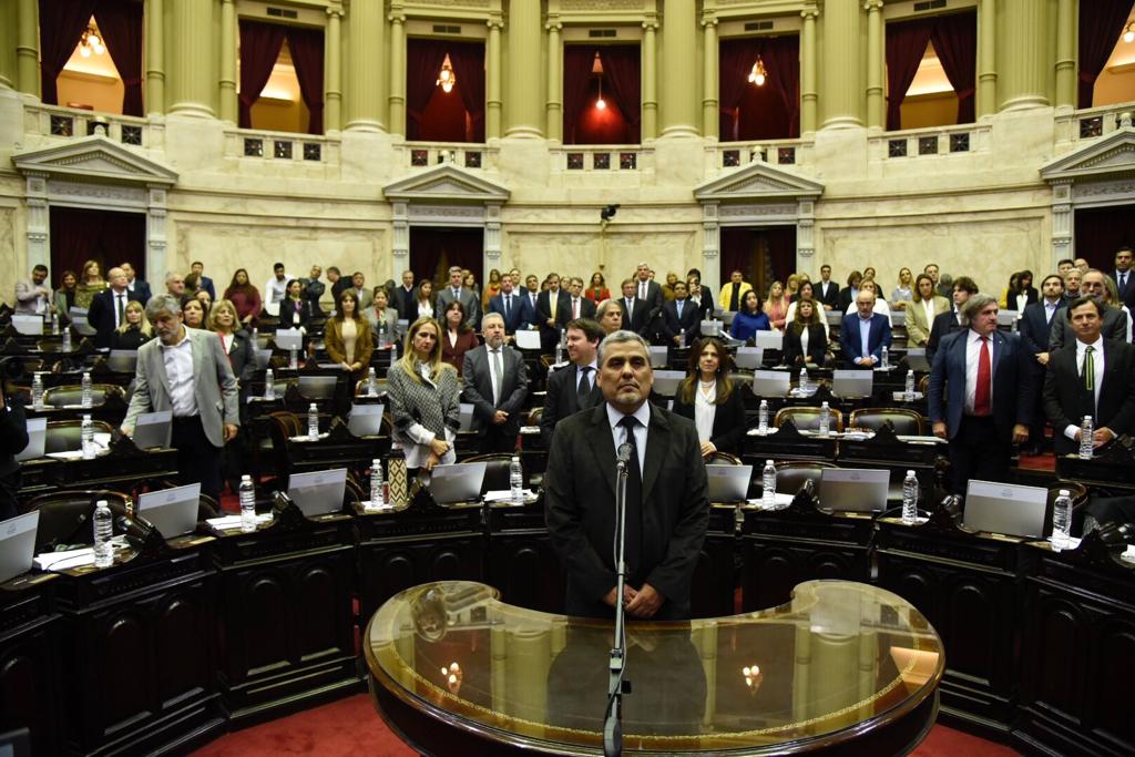 DiputadosAR's tweet photo. JURA ✋🏽 José Luis Moretti juró como diputado nacional por la provincia de La Rioja, sucediendo al diputado Héctor Olivares, recientemente fallecido. https://t.co/UQQXOOuq7q