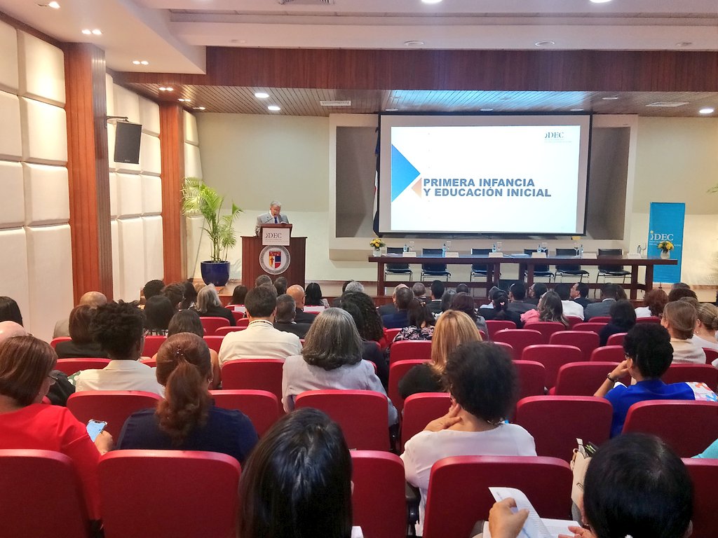 EducacionRDo's tweet photo. "Con una población para el 2018 de 10.266.149, con la #TandaExtendida  el #MINERD suministra de alguna ración alimenticia al 10% de la población nacional de República Dominicana 🇩🇴", comenta Radhames Mejía en su exposición del #InformeIDEC. https://t.co/KWY59cvnit