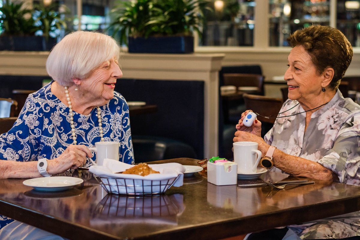 MobileHelpNow's tweet image. Friends help friends stay safe! 

The #MobileHelp Friends &amp;amp; Family program could earn you up to $200 for any referral that leads to a sale. 

Don&apos;t let your friends go without the lifesaving support they need. Call to order your medical alert system today!

#MobileHelpHeroes