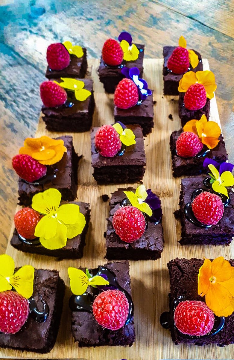 OLIVERKAY_'s tweet photo. Avocado brownie, Guacamole with pomegranate, Mushroom Scotch egg and much more tasty treats for @QHotels group apprentice education day. Thanks for coming π π€©
#freshsalsa #developmentkitchen #cheflife #devcheflife #seasonal #taste #delicious #food https://t.co/JXWH08PG2v