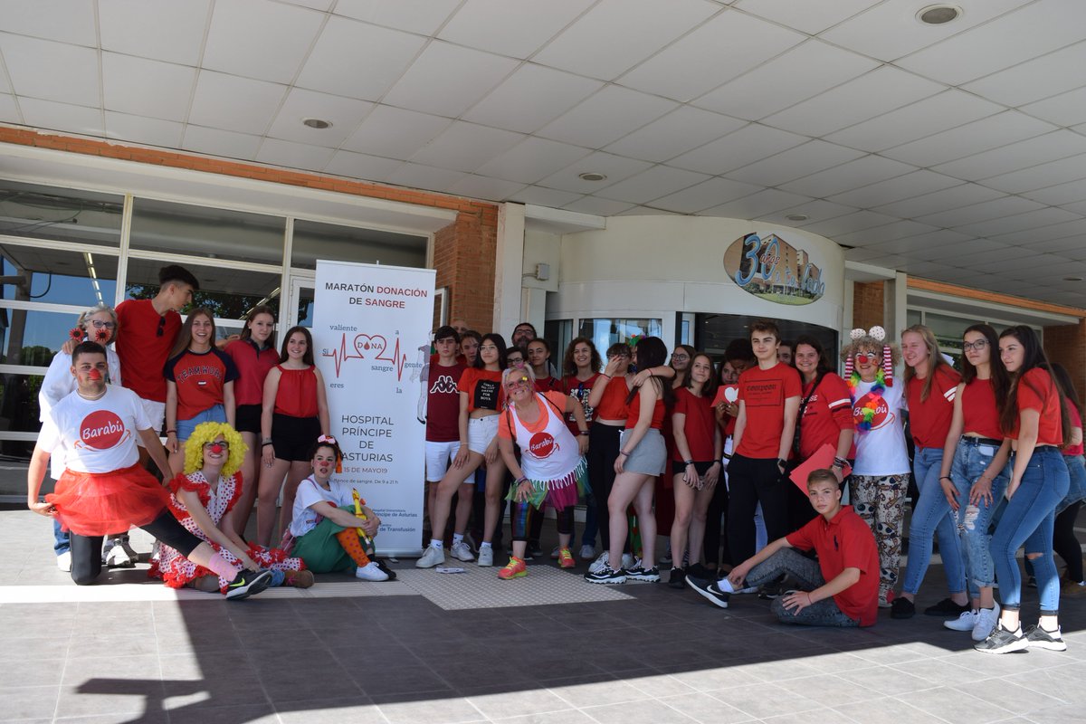 Los alumnos dl <a href="/CardenalCisnero/">IESCardenalCisneros</a> y d <a href="/barabupayasos/">Barabú</a> han posado juntos en la entrada dl #Hospital Príncipe de Asturias <a href="/alcala_dona/">AlcaláDonaSangre</a> <a href="/madridona/">hayati-nor@hotmail.f</a>. Ellos te animan a venir a donar esta tarde al #HUPA d #alcaladehenares. ¡Todavía estás a tiempo hasta las 9! #SéValienteDonaSangreAlaGente