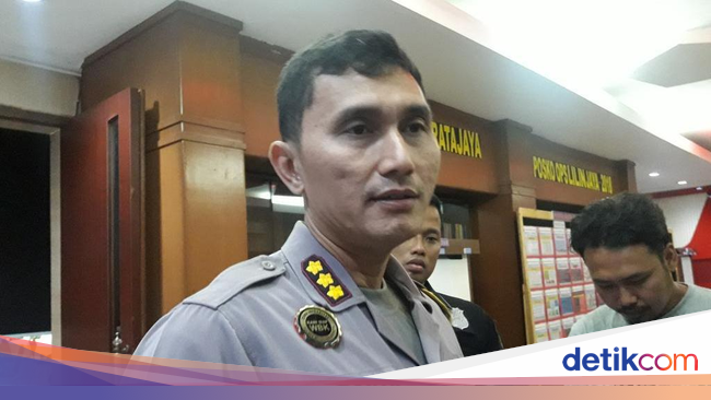 IniHendraBung's tweet photo. Rekapitulasi Suara di Kota Bekasi Aman, Polisi Apresiasi Relawan 01-02 https://t.co/vUB3UuEIM9 https://t.co/MNfYSbSqZU