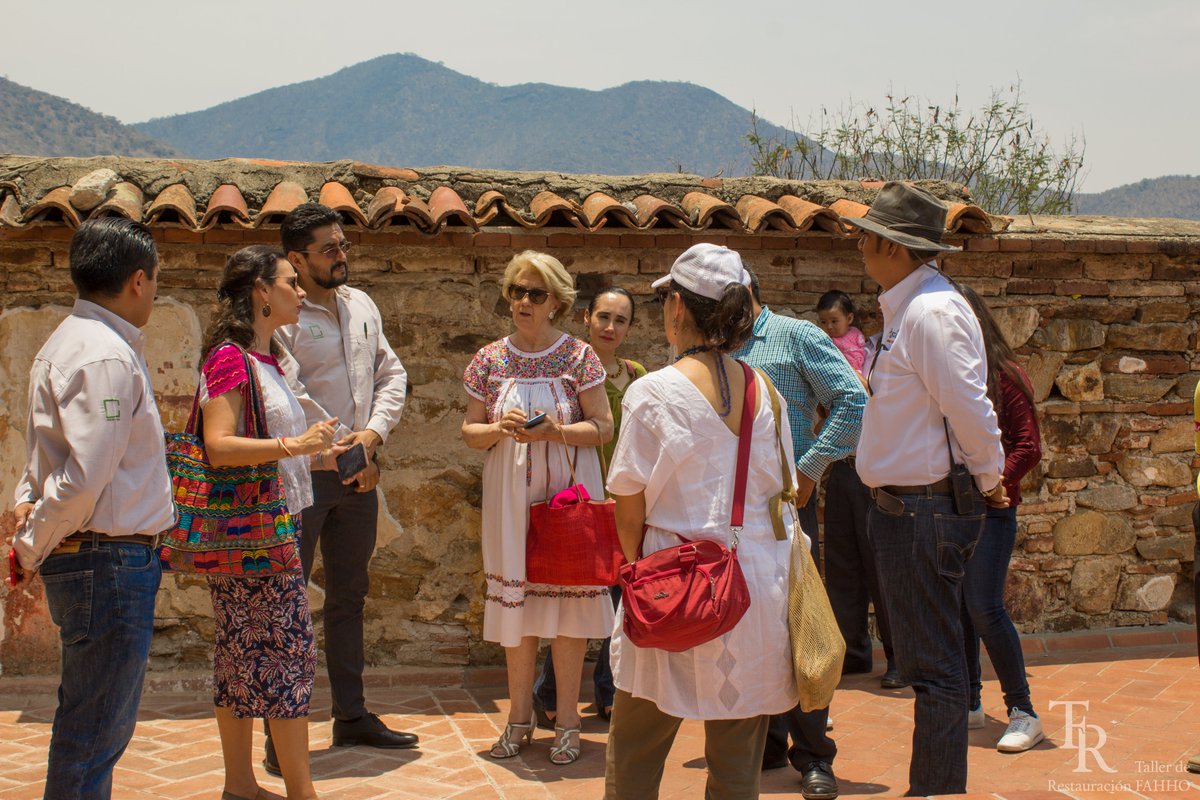 t_restauracion's tweet photo. Un gran equipo de trabajo se reunió para realizar la entrega de la 3° etapa de #restauración del #exconvento del #sigloXVI de #SantaCruzMixtepec, la población recibió cálidamente a la Dra. @isabelgporrua presidenta de la #FAHHO y a la directora del #FOREMOBA de la @cultura_mx. https://t.co/LjKZtLn6G2