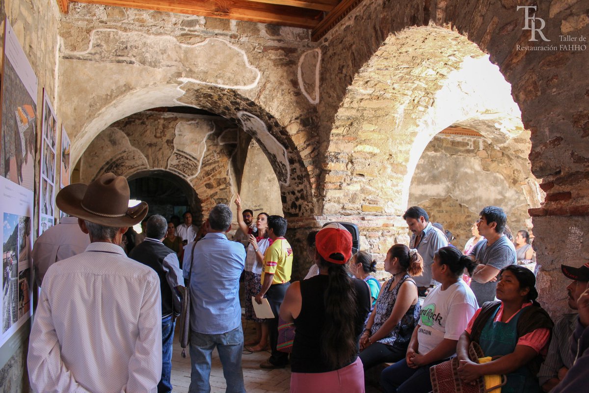 t_restauracion's tweet photo. Un gran equipo de trabajo se reunió para realizar la entrega de la 3° etapa de #restauración del #exconvento del #sigloXVI de #SantaCruzMixtepec, la población recibió cálidamente a la Dra. @isabelgporrua presidenta de la #FAHHO y a la directora del #FOREMOBA de la @cultura_mx. https://t.co/LjKZtLn6G2