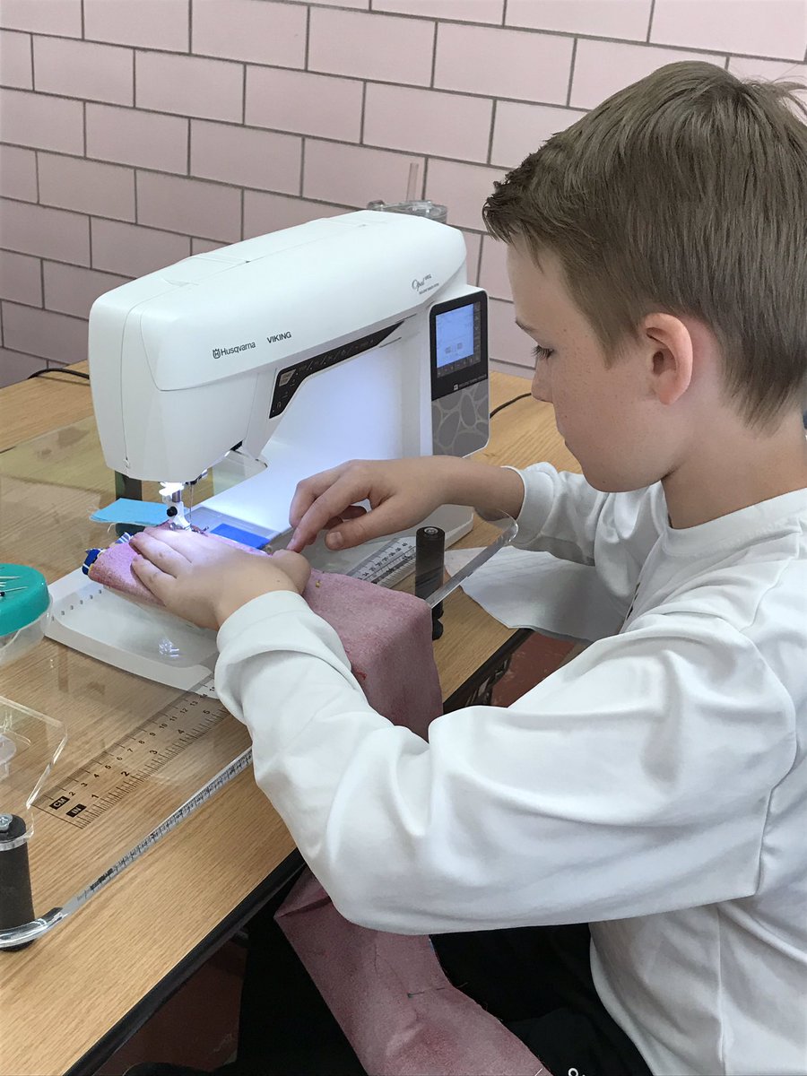 quilljane16's tweet photo. Mrs. Beckley's and Mrs. Thompson's 5th graders participated in the Pillowcase Project. They partnered with Calico Hearts Quilt Guild to sew 58 pillowcases! Each student kept one, with 27 being donated to a charity of their choice. @SMFSchools @LakeviewLoop  @CurrDirSMF https://t.co/nn46a87joQ
