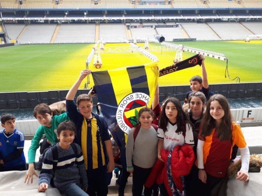 sercanhamzaolu's tweet image. Fenerbahçe stad turuna gelen öğrenci kardeşimizin formasını öğretmeni ters çevirmiş ve kulübün bununla alakası yok. Fenerbahçe başkanından en küçük taraftarına kadar rakiplere böyle saygısızlık yapmamıştır. Bugün Fenerbahçe’ye saldıranların geçmişlerine bakması doğru olacaktır.