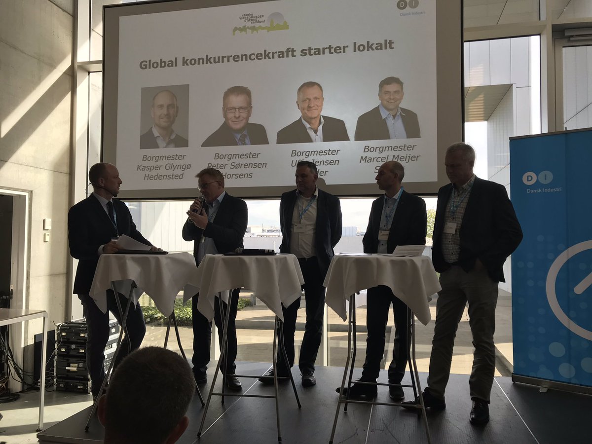 schou_hanne's tweet photo. Debat med de 4 #borgmester på #erhvervstræf med @DanskIndustri i Horsens om udfordringerne for et stærkere lokalt #dkbiz. #motorvej står øverst på listen. #arbejdskraft er også en udfordring. #verdensmål og #bæredygtighed er nye fokusområder for både #dkbiz og @kommunerne https://t.co/mJTbKY0s8I