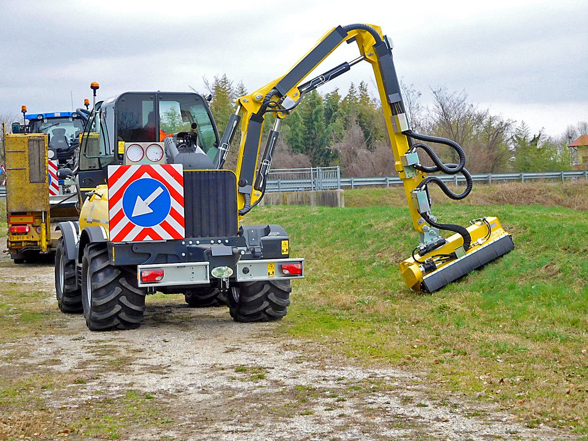 Energreenspa's tweet photo. Consegnata #ILFs1500 al Consorzio di Bonifica Pianura Isontina #ProfessionalMachines #ToolsCarrier #MultifunctionalMachines #ForestryWork #Tecnology #CertifiedComponents #ForestryHead #CuttingHead #SelfPropelled #HydrostaticMachines #RotationgCabin #TelescopicArm #Forestry #Demo https://t.co/V5mm1Ezbrn