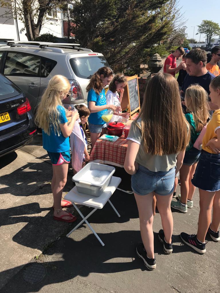 What's better than homemade lemonade on a summer day like today! This is the amazing Erin, Isla &amp; Annabelle, who made a fab £17.91 @clairehouse at their pop up stall. Look at the queue they had!