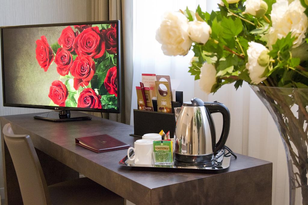 windsormilan's tweet photo. Acqua e bevande analcoliche dal #minibar sono gratis per gli Ospiti! Rilassati dopo una #giornatadilavoro impegnativa o dopo un pomeriggio di #shopping https://t.co/vICDJ7o1f2.
#hotelbar #hotelservice #hotelmilano https://t.co/bPNWPiFTaG