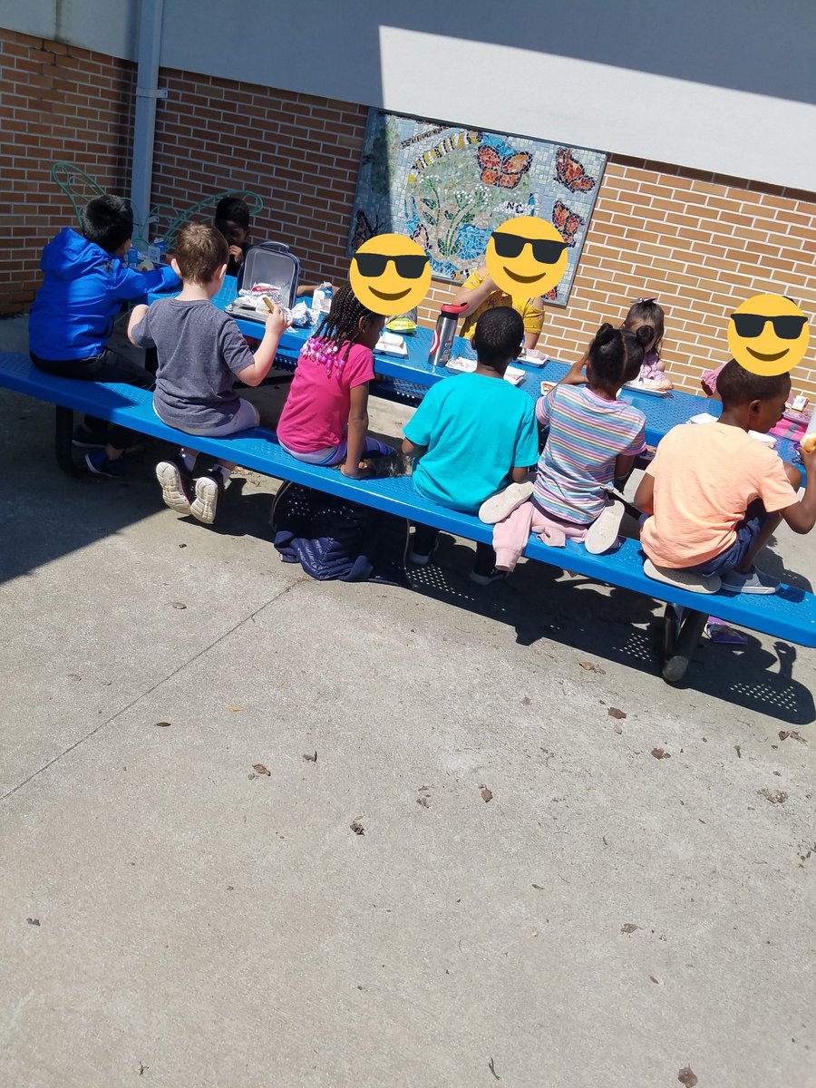 daiglesdelights's tweet photo. We earned our 25 compliments so our reward was lunch outside! #relationshipsfirst #iteachfirst https://t.co/2tr6l6ZSVg