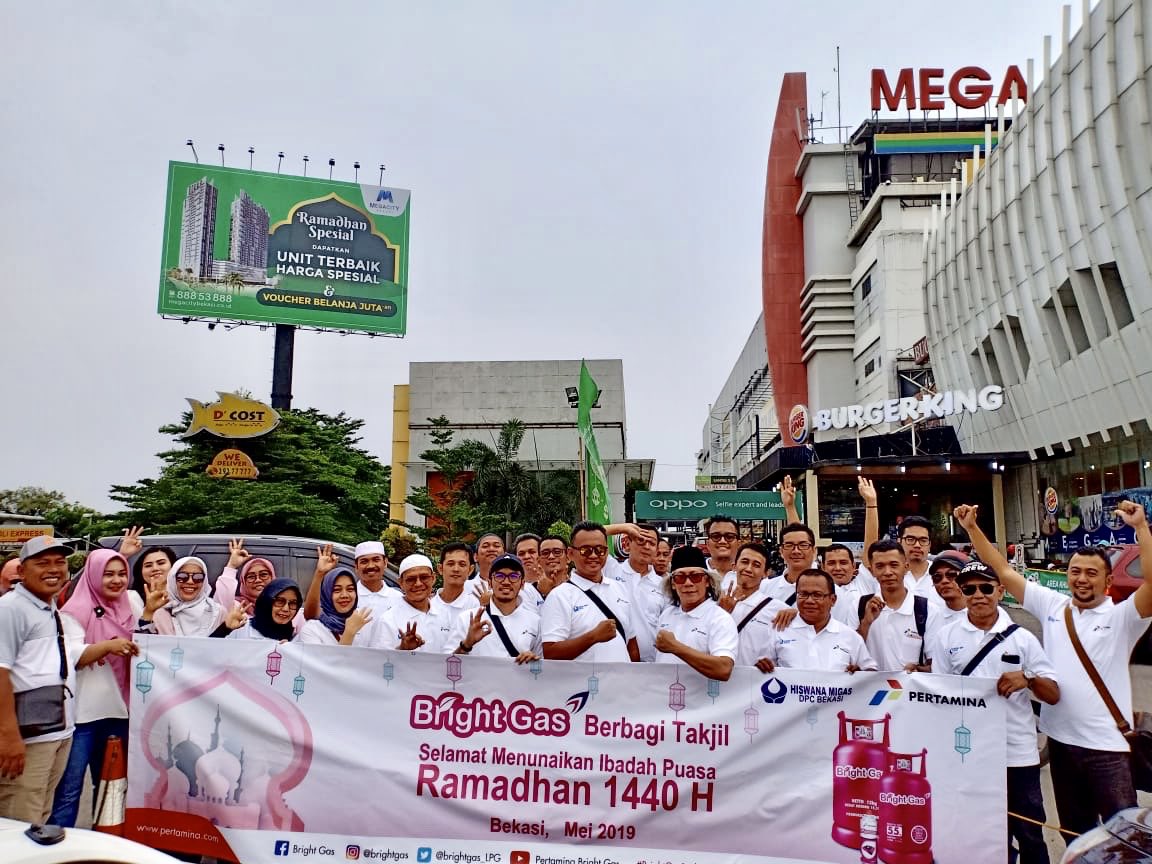 denyhamdani's tweet photo. Kegiatan Bright Gas berbagi takjil yang dipusatkan di Jl. Ahmad Yani Bekasi, sebagai bagian dari Spiritual Marketing Pertamina.
#BrightGas
#BrightGasBerkualitas #KelihatanCerdasnya
#BerbagiTakPernahRugi https://t.co/hD4kpjVMsm