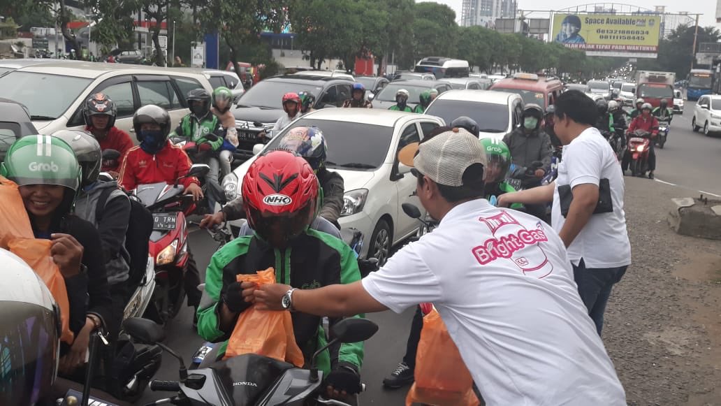 denyhamdani's tweet photo. Kegiatan Bright Gas berbagi takjil yang dipusatkan di Jl. Ahmad Yani Bekasi, sebagai bagian dari Spiritual Marketing Pertamina.
#BrightGas
#BrightGasBerkualitas #KelihatanCerdasnya
#BerbagiTakPernahRugi https://t.co/hD4kpjVMsm