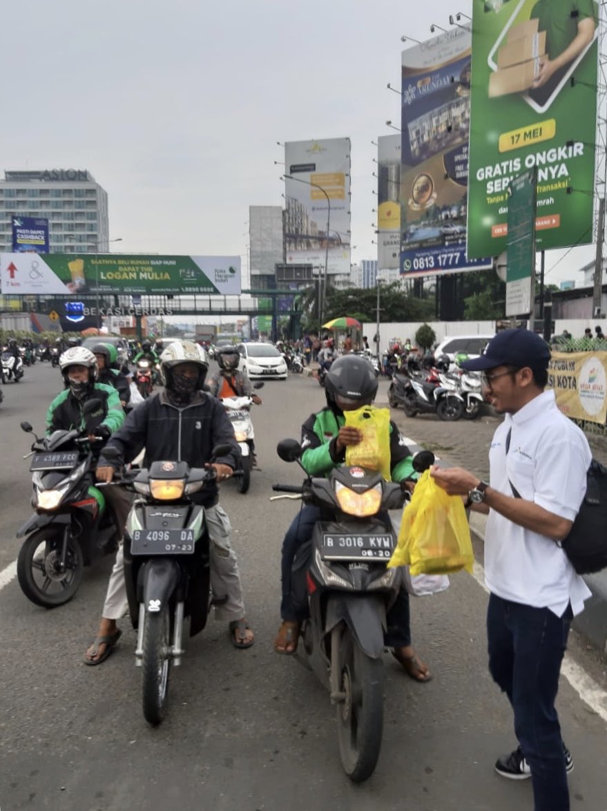denyhamdani's tweet photo. Kegiatan Bright Gas berbagi takjil yang dipusatkan di Jl. Ahmad Yani Bekasi, sebagai bagian dari Spiritual Marketing Pertamina.
#BrightGas
#BrightGasBerkualitas #KelihatanCerdasnya
#BerbagiTakPernahRugi https://t.co/hD4kpjVMsm