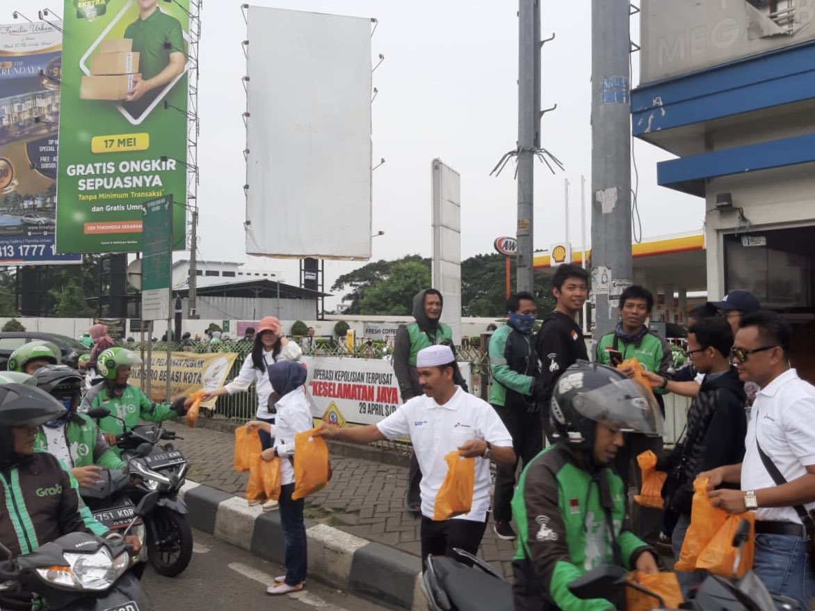 denyhamdani's tweet photo. Kegiatan Bright Gas berbagi takjil yang dipusatkan di Jl. Ahmad Yani Bekasi, sebagai bagian dari Spiritual Marketing Pertamina.
#BrightGas
#BrightGasBerkualitas #KelihatanCerdasnya
#BerbagiTakPernahRugi https://t.co/hD4kpjVMsm