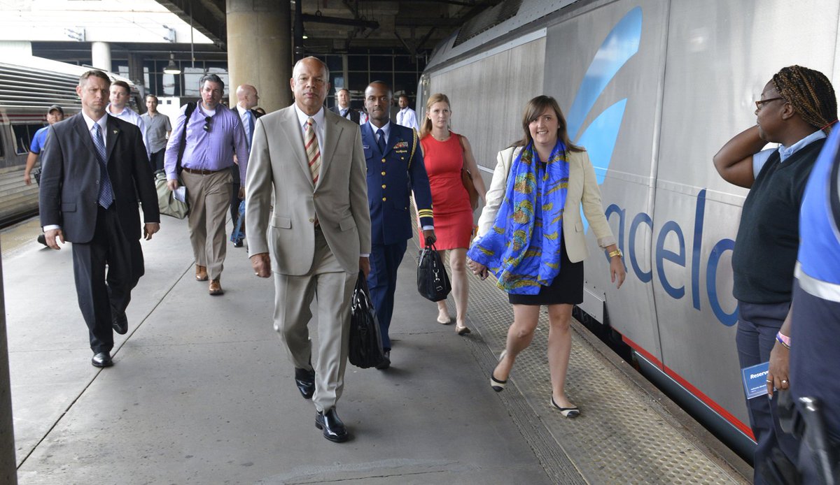zippyman818's tweet photo. @SweeneyABC @thepointsguy You can board an #Amtrak train at the last minute, tix are good for 6 months, bar & food, change seats as you please, scoop up newspapers left behind. Move to a car near the front, exit fast, car or public transportation in minutes! #NoContest #SafestParkingGarageInDC #roofviews https://t.co/IaBs8S1NL2