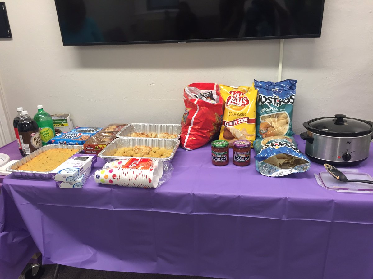 KStateLSAMP's tweet image. The dip is warming and food is out! Students come by Holtz 101 for the Finals Potluck. Free food.  #FirstgenForward #FirstgenCats