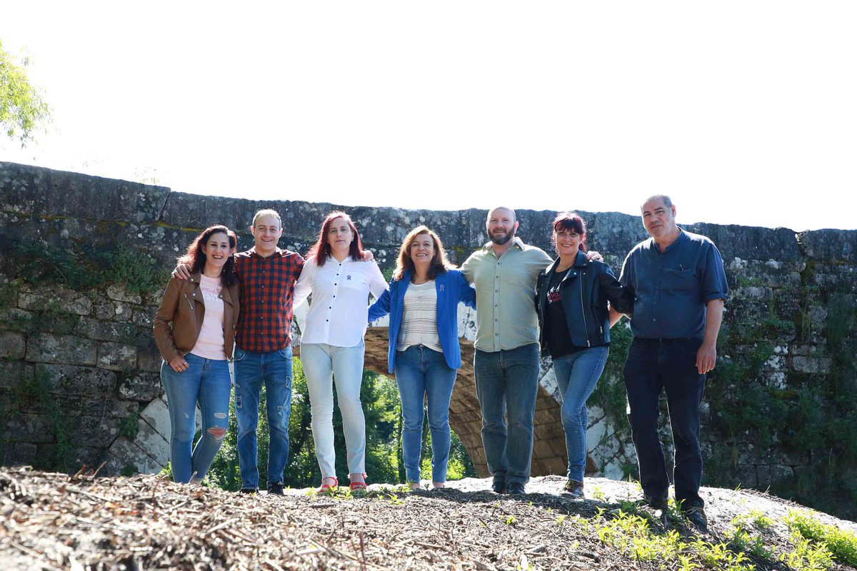 Vivimos nun tempo de retroceso,de aumento das desigualdades,da substracción das libertades;un réxime mundial de pensamento groseiro,de rearmamento bélico e abaratamento humano,de desfeita ecolóxica,da fin do mito da "globalización feliz".Vivimos nun estado de VERGOÑA.
M. Rivas.