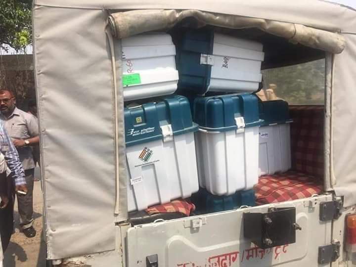 subashpandey7's tweet photo. वोटिग के बाद स्ट्रांग रूम से निकाल कर #EVM को सैर कराई जा रही है 
बिना किसी पोलिग कार्यता के जानक EVM को सैर कराना कहा तक जायज है
वो भी जब २० लाख EVM गायब होने की खबर वायरल हो तो ऐसा समय पर इस तरह की कार्यप्रणाली ले संदेह क्यो नही उत्पन होगा 
#SaveEVM https://t.co/wNAmKmh1se