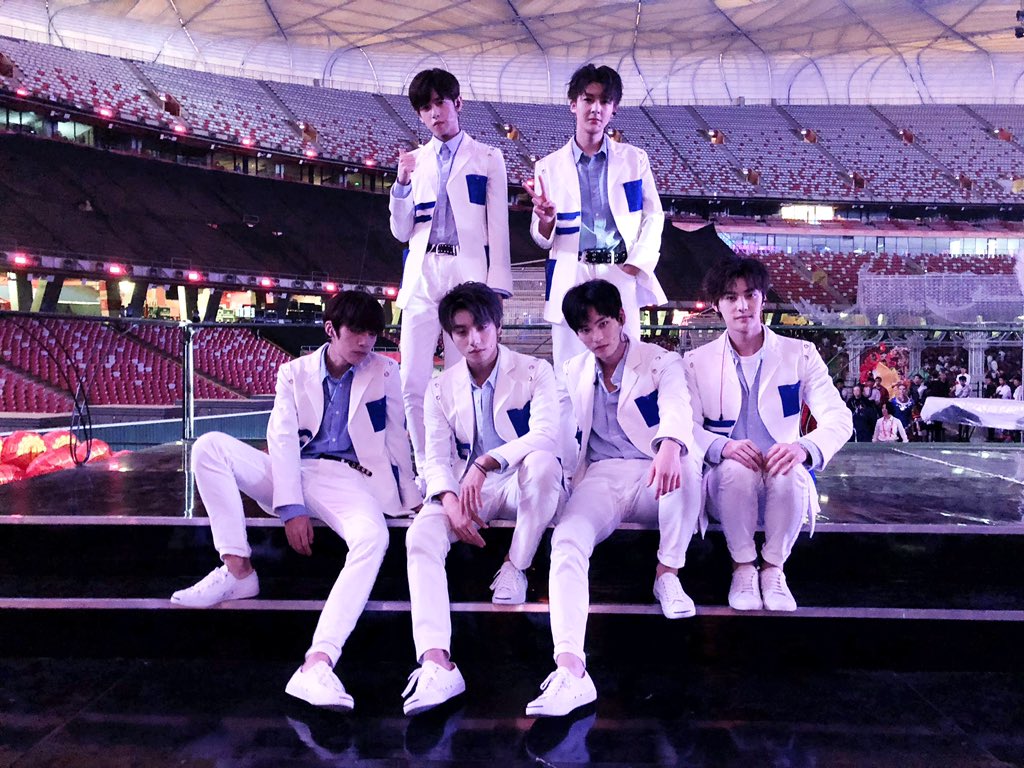UNINE_official's tweet photo. It’s an honor to perform “青春亚洲Young Asia” at Asian Culture Carnival with Zhang Yixing, Chen Weiting and all other awesome artists! 💪💪

To watch the full performance at https://t.co/ULxH6WpnLH

#CDAC #AsianCultureCarnival #UNINE https://t.co/ugTdeQOfqF