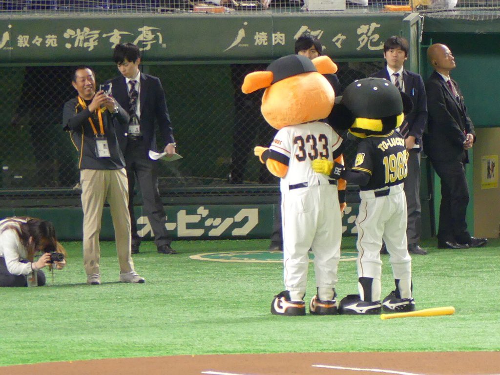 阪神のマスコット トラッキーさんと巨人のマスコット ジャビットさんの球団を超えたイケナイ恋模様 が繰り広げられた東京ドーム Togetter 阪神のマスコット トラッキーさんと巨人のマスコット ジャビットさんの球団を超えたイケナイ恋模様 が繰り広げられた東京ドーム Togetter