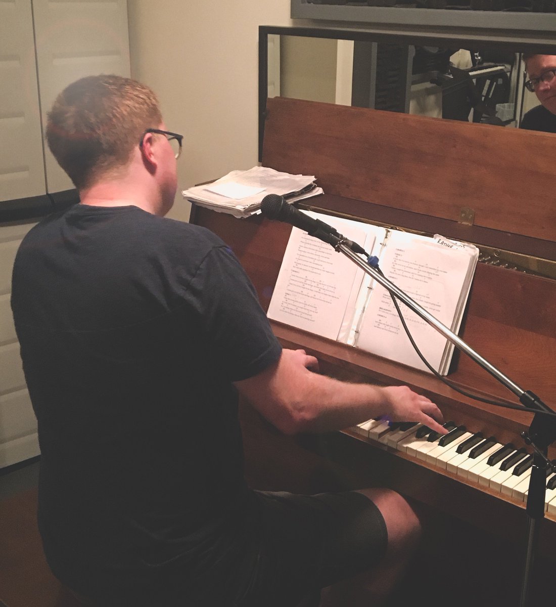 ArgyleEmbargo's tweet photo. Russell bringing his magic harmonies to a new song is probably the greatest.

#VancouverMusic https://t.co/ewmTvoh84V